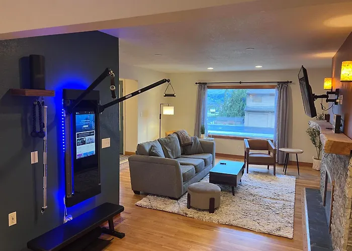 East Wenatchee Oasis 4Br, Pool, Hot Tub, Loop Trail
